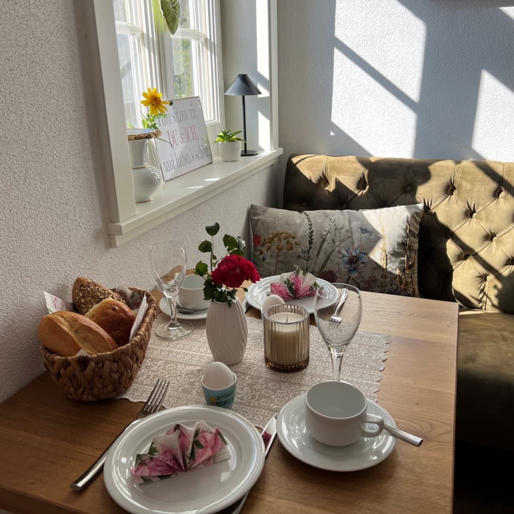 Breakfast table set in the HUGO dining room 1